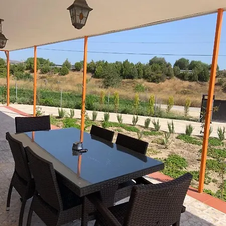 Alacati Merkezde Konforu B Tek Odali Villa